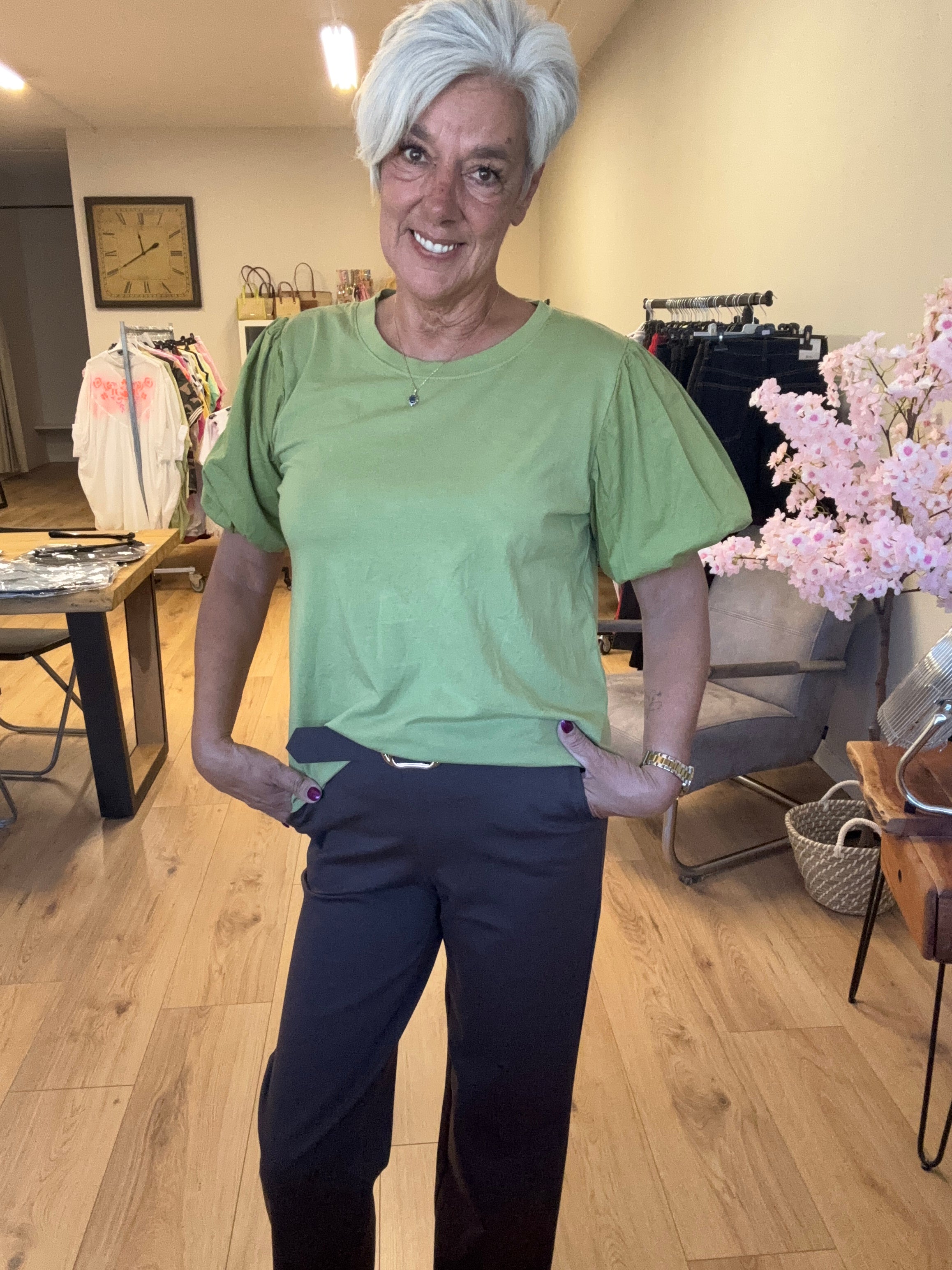 Groene basic met pofmouw